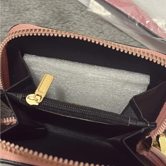 Pink Coach crossbody bag with matching wallet and card holder
brand new - Picture 3 of 4